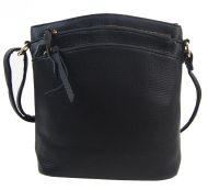 Černá dámská crossbody kabelka se zlatými doplňky